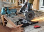 Eine Metalltrennmaschine schneidet ein Metallprofil, Funken fliegen.